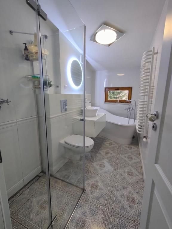 Apartament Centrum 2 Ustroń — jasna łazienka z wanną i prysznicem