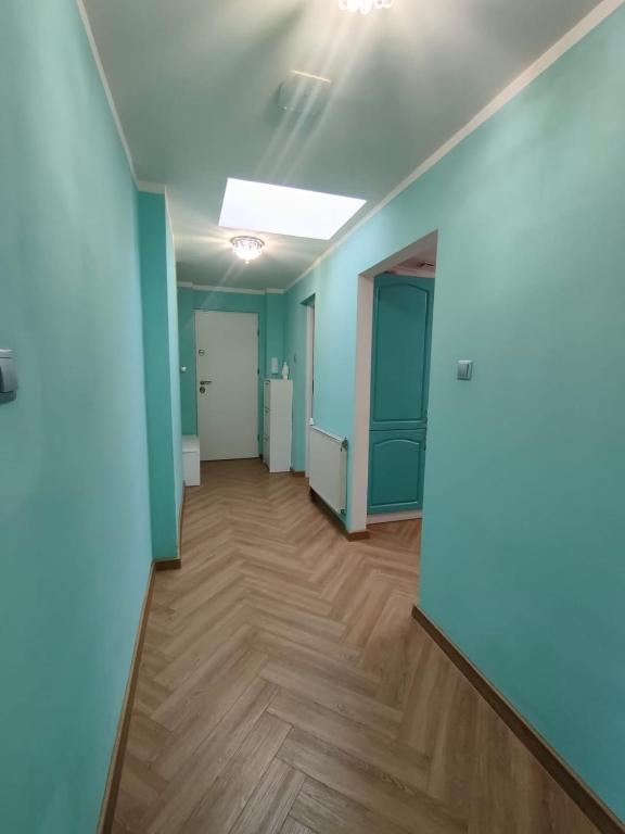 Apartament Centrum 2 Ustroń — przedpokój z parkietem