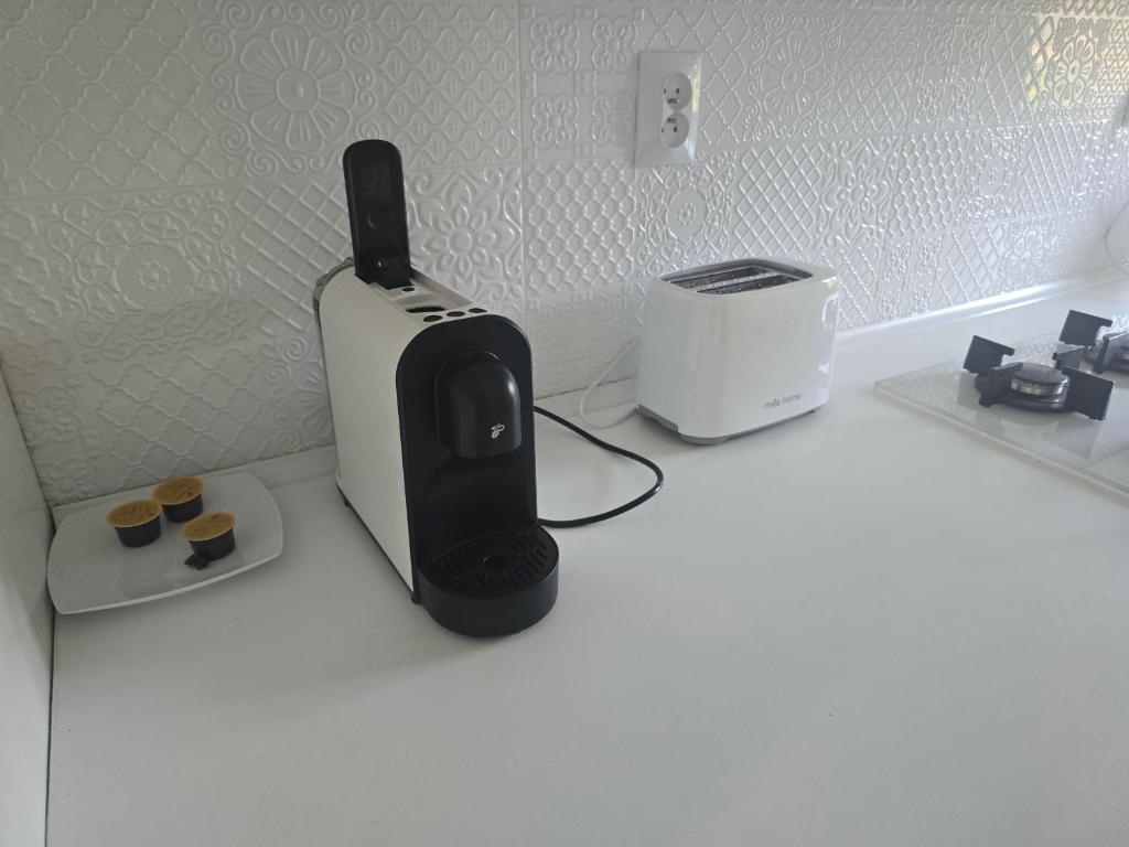 Apartament Centrum 2 Ustroń — ekspres do kawy i toster w kuchni
