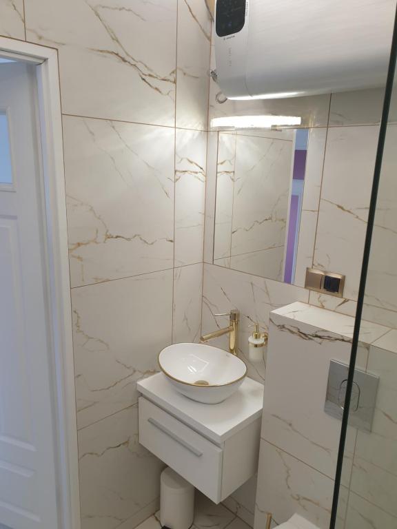 Apartament Centrum Ustroń — umywalka i lustro w marmurkowej łazience
