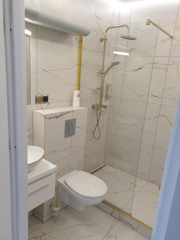 Apartament Centrum Ustroń — marmurkowa łazienka z prysznicem walk-in
