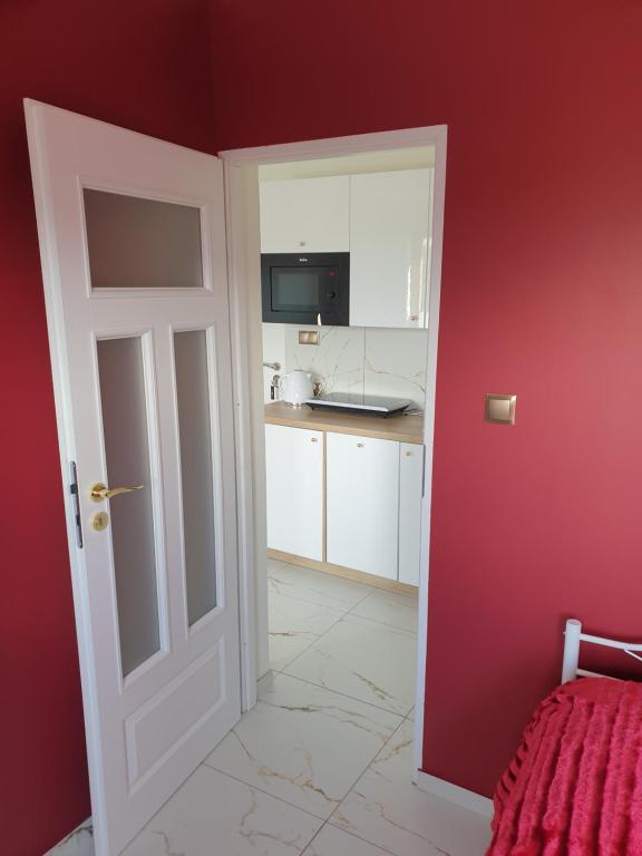 Apartament Centrum Ustroń — przejście z sypialni do aneksu kuchennego